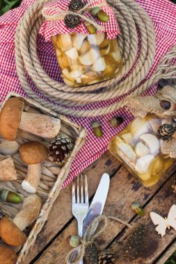 Vejetaryen kümesi: sofra, çiğ beyaz mantar, çam kozalakları ahşap masa üzerinde kuru süslemeleri ile
