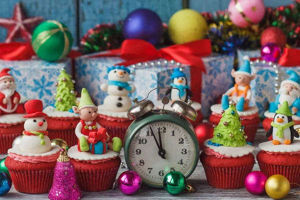 Pastelito Navidad Con Decoraciones Colores Hechas Masilla Confitería Fondo Enfoque —  Fotos de Stock