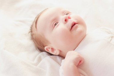 Bebek yatak, kapalı, yumuşak odak arka plan üzerinde gülümseyen