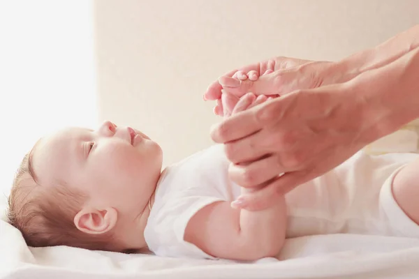 Annenin Elleri Bebeği Içeride Yumuşak Odaklı Arka Plan — Stok fotoğraf