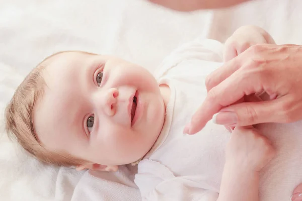 Bebé Manos Madre Interior Fondo Enfoque Suave — Foto de Stock