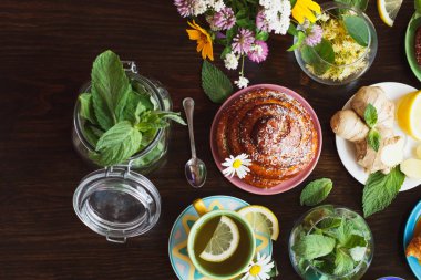 Bitkisel çay limon ve nane yaprakları, zencefil kökü ve mal pişmiş, ahşap arka plan üzerinde görünümü top