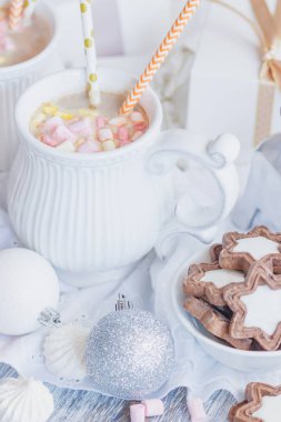 Hatmi, kurabiye, meringues ve farklı Noel süsleri, yumuşak odak arka plan