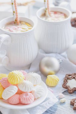 Hatmi, kurabiye, meringues ve farklı Noel süsleri, yumuşak odak arka plan