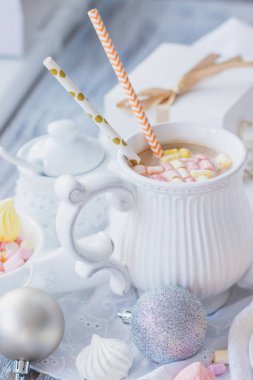 Hatmi, meringues ve farklı Noel süsleri, yumuşak odak arka plan ile kakao fincan