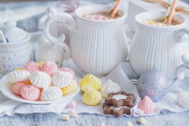 Hatmi, kurabiye, meringues ve farklı Noel süsleri, yumuşak odak arka plan