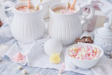 Hatmi, kurabiye, meringues ve farklı Noel süsleri, yumuşak odak arka plan