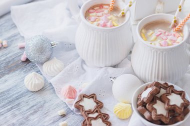 Hatmi, kurabiye, meringues ve farklı Noel süsleri, yumuşak odak arka plan