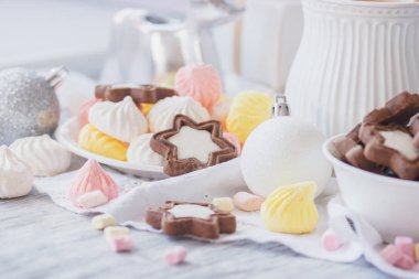 Hatmi, kurabiye, meringues ve farklı Noel süsleri, yumuşak odak arka plan