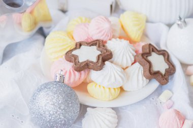 Hatmi, kurabiye, meringues ve farklı Noel süsleri, yumuşak odak arka plan