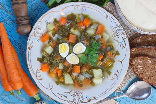 Piatto Con Zuppa Acetosa Pane Verdure Diverse Sfondo Soft Focus — Foto Stock