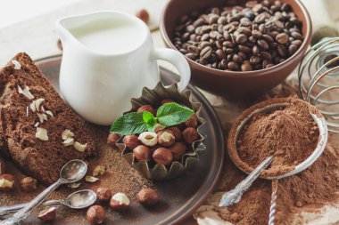 Çikolatalı kek, nane yaprakları, fındık ve süt, yumuşak odak arka plan ile kavanoz