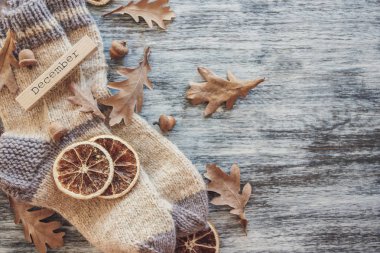 Çift yün çorap ve farklı kuru dekorasyon, ahşap arka plan, üstten görünüm