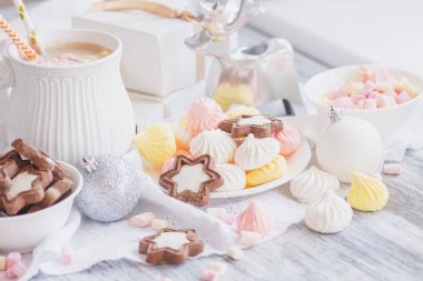 Hatmi, kurabiye, meringues ve farklı Noel süsleri, yumuşak odak arka plan