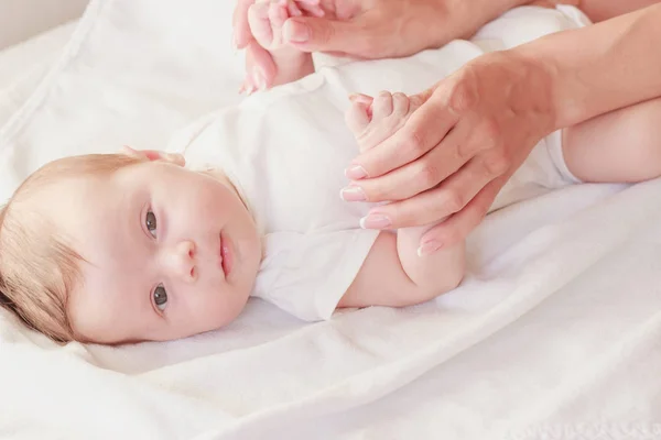 Baby Och Händer Mor Inomhus Mjuk Fokus Bakgrund — Stockfoto