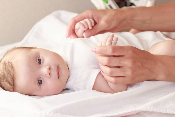 Ребенок и руки матери, в помещении, мягкий фокус фон