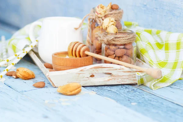 Mandel Honung Och Burk Med Mjölk Trä Facket Suddig Bakgrund — Stockfoto