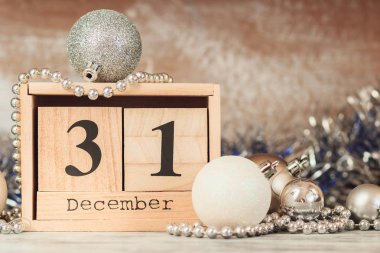 El ahşap takvim farklı yeni yıl süslemeleri, arka plan bulanık ile değiştirme