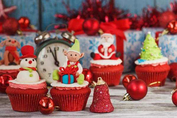 雪だるまとエルフ菓子マスチック ソフト フォーカスの背景から作られた着色された装飾とクリスマス カップ ケーキ — ストック写真