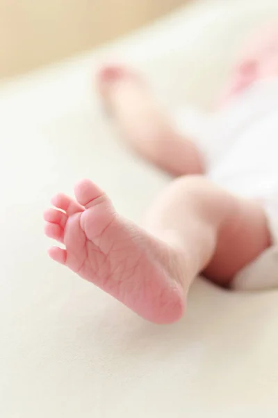 Pie Del Bebé Recién Nacido Fondo Borroso —  Fotos de Stock