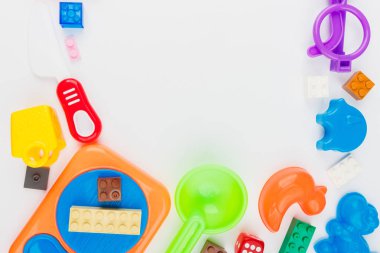 Çocuklar oyuncak arka plan beyaz arka plan üzerinde renkli bloklar ile