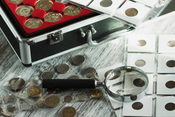 Різні Монети Коробці Монет Збільшувальне Скло Який Фон Фокуса — стокове фото