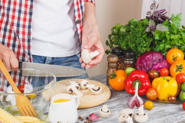Kadın mutfakta aşçı, vücut parçası, yumuşak odak arka planı.