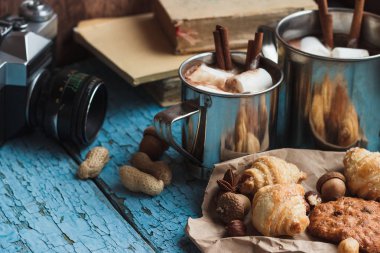 Kakao ve şekerleme, farklı süslemeler, yumuşak odak arka plan ile metal kupalar