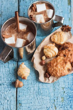 Kakao, hatmi ve farklı kurabiye, ahşap arka plan ile Metal Kupalar