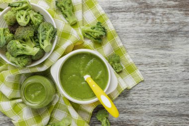 Kasede taze brokoli ve ezilmiş, haşlanmış brokoli, bulanık arka plan yapılmış püresi kısmı