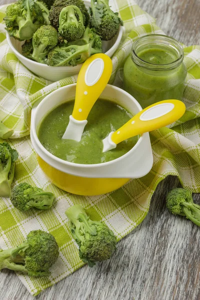 Kasede taze brokoli ve ezilmiş, haşlanmış brokoli, bulanık arka plan yapılmış püresi kısmı