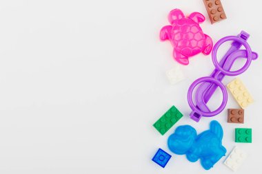 Çocuklar oyuncak arka plan beyaz arka plan üzerinde renkli bloklar ile