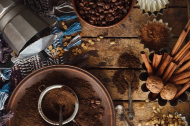 Kavrulmuş siyah ve yeşil kahve çekirdekleri ve plaka, yumuşak odak arka plan çekilmiş kahve