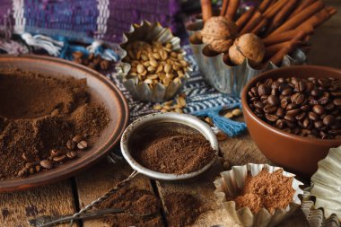 Kavrulmuş siyah ve yeşil kahve çekirdekleri ve plaka, yumuşak odak arka plan çekilmiş kahve