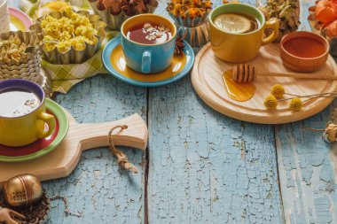 Bardak bitki çayı ve adet limon, Kuru otlar ve ahşap arka plan üzerinde farklı süslemeler ile