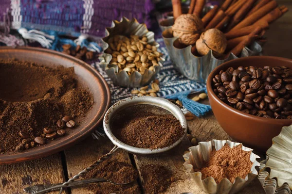 Kavrulmuş siyah ve yeşil kahve çekirdekleri ve plaka, yumuşak odak arka plan çekilmiş kahve