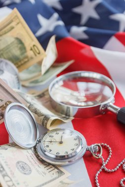 Büyüteç, cep saati ve Amerika Birleşik Devletleri, arka plan, ulusal bayrak Amerikan Doları görünümü top