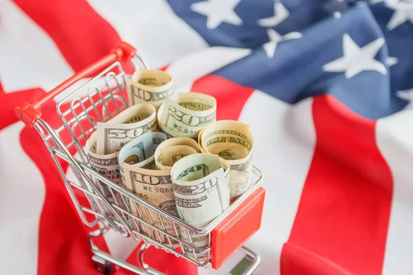 Amerika Birleşik Devletleri, arka plan, üstten görünüm ulusal bayrak içinde Amerikan Doları ile alışveriş sepeti