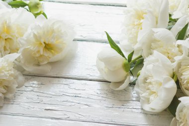 Eski Beyaz ahşap kurullarında, yumuşak odak arka plan beyaz peonies buket