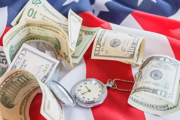 Кишенькові годинники та американських доларів на державному прапорі США, фону — стокове фото