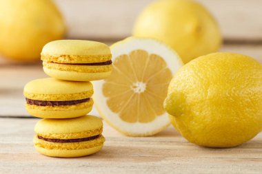 Sarı Fransız macarons ahşap tahta üzerinde limon ile
