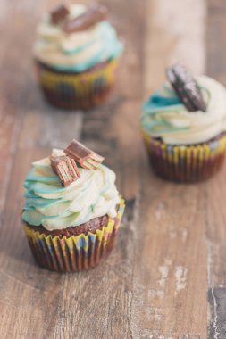 El yapımı çikolata muffins süslemeleri ahşap arka planda arka plan bulanık ile