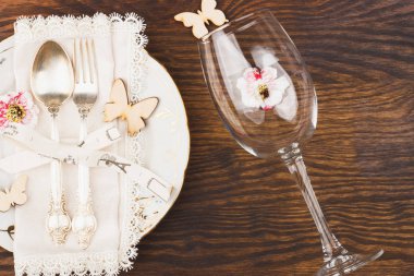 Ahşap arka plan üzerinde gümüş