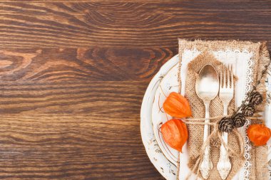 Sofra turuncu kuru dekoratif çiçekler, gümüş ve dekorasyon