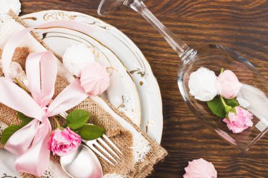 Hafif pembe Gül ve meringues sofra