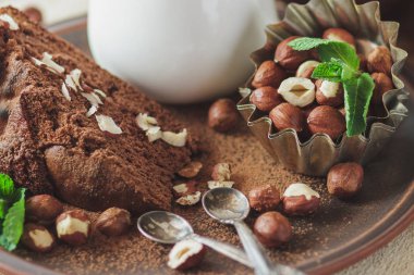 Parça çikolatalı kek, nane yaprağı, fındık ve süt ile kavanoz