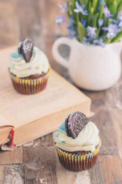 El yapımı çikolata muffins süslemeleri ile. Kitap ve Scilla, arka plan bulanık bir buket
