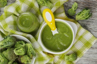 Kasede taze brokoli ve ezilmiş brokoli yapılmış püre parçası, arka plan bulanık
