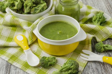 Kasede taze brokoli ve ezilmiş brokoli yapılmış püre parçası, arka plan bulanık