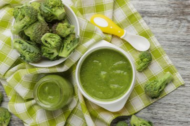 Kasede taze brokoli ve ezilmiş, haşlanmış brokoli yapılan püre kısmı